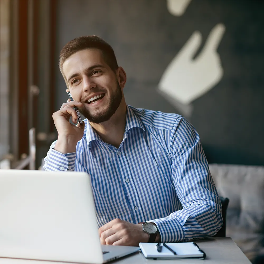 Un homme content au téléphone